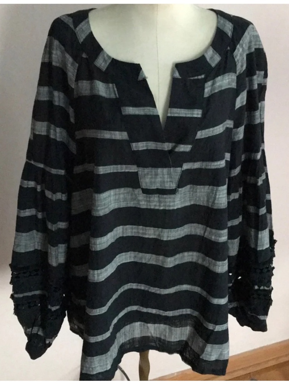 Who What Wear Black & Gray Striped Split-Neck Tunic